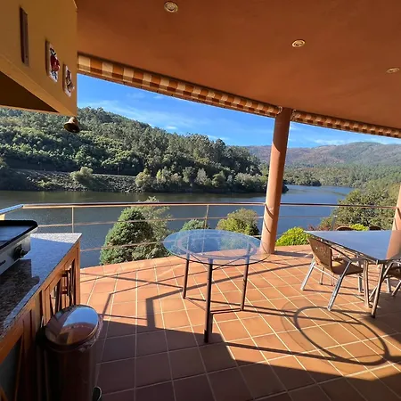 Casa Rio Mino Cortegada