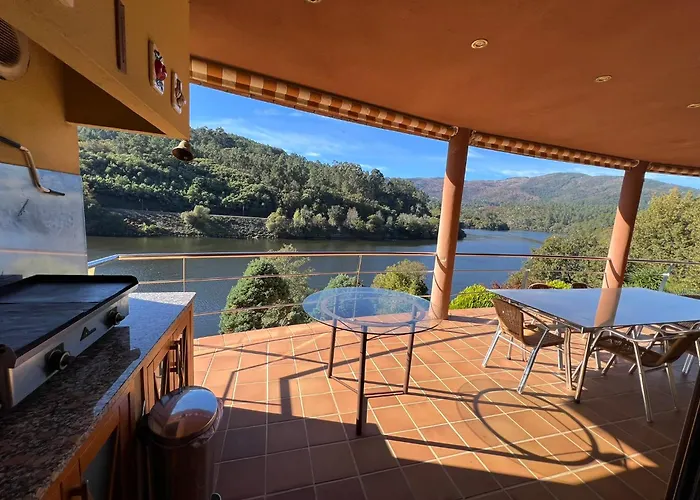 Casa Rio Mino Cortegada